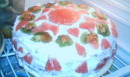 Tort cu frisca si fructe