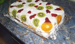 Tort cu fructe si piscoturi