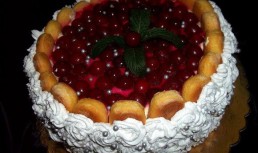 Tort cu piscoturi, visine si frisca