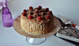 Tort cu visine si doua feluri de ciocolata