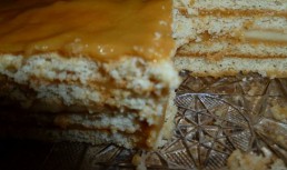 Tort de biscuiti in lapte, cu budinca, fructe, nuci