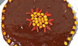 Tort de caise fara foc, cu glazura de ciocolata