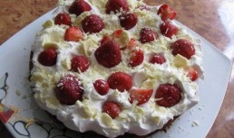 Tort de ciocolata alba cu un nor de frisca si capsuni