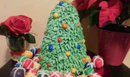 Tort de ciocolata in forma de bradulet de craciun