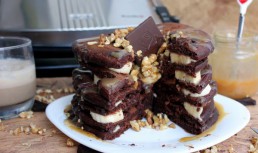 Tort de clatite, cu banane, ciocolata, nuca prajita si caramel