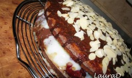 Tort de vanilie cu pudding, visine si ciocolata