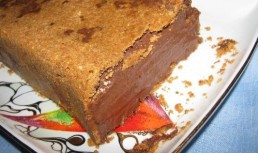 Tort inghetat de ciocolata si alune