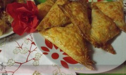 Triunghiuri cu foietaj-foi si branza