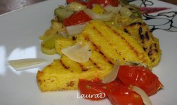 Triunghiuri de mamaliga la gratar cu legume coapte