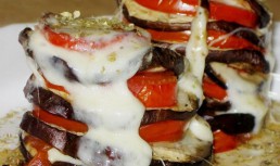 Turnulet cu vinete , rosii si cascaval