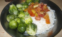 Varză de Bruxelles cu orez și sos