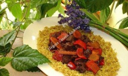 Vita picanta cu vin rosu si garnitura de orez curry