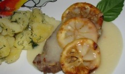 Vitel cu sos de usturoi si lamaie