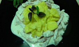 Zdrente de cartofi cu sos de smantana si carne