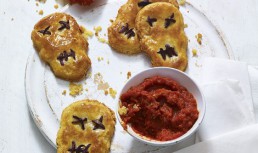 Biscuiti Cu Branza Si Sos De Rosii - Reteta De Halloween