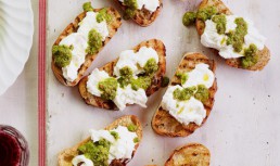 Bruschete cu mozzarella și sos de rucola