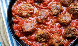 Chiftele De Vita In Sos De Rosii
