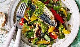 Macrou La Gratar Cu Salata De Ardei Si Portocale