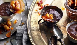 Mousse De Ciocolata Cu Nuci De Macadamia Caramelizate