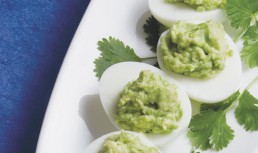 Ouă umplute cu guacamole