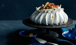 Pavlova Cu Piersici Si Fructul Pasiunii