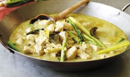Pui tailandez cu sparanghel și curry