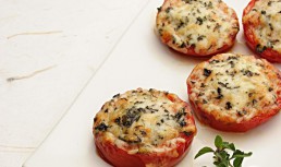 Roșii cu parmezan, garnitura perfectă pentru fripturi