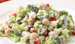 Salata De Broccoli Cu Dressing De Feta