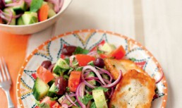 Salată grecească cu brânză halloumi și mentă