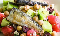 Salată grecească cu sardine și năut