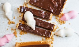 Tartă Twix - desert fără coacere, cu blat de biscuiți, caramel și glazură de ciocolată