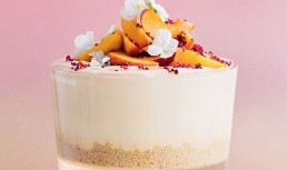 Trifle Cu Ciocolata Alba Si Jeleu De Piersici