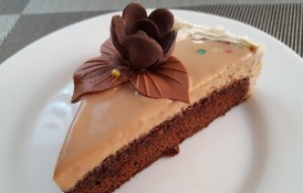 Tort Cu Mousse De Banane Si Glazura De Ciocolata