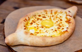 Khachapuri - plăcintă georgiană cu brânză