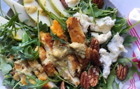 Salată cu pere, gorgonzola și nuci pecan