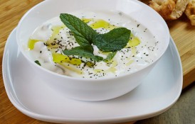 Cacik - salată turcească cu iaurt și castraveți