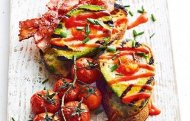 Ouă coapte cu avocado