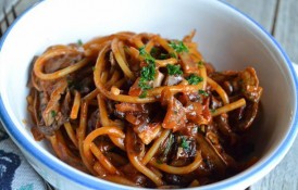 Spaghetti cu bacon, ciuperci și sos de vin roșu