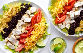 Salată taco cu pește și dressing de avocado