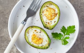 Ouă coapte în avocado - un mic dejun PERFECT