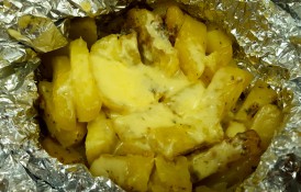 Cartofi cu brânză și usturoi, copți în folie de aluminiu