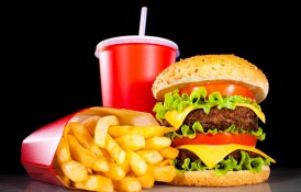 Ce conține, de fapt, carnea de la fast food. Ai curaj să mai mănânci?
