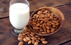 5 Beneficii ale consumului de lapte de migdale