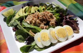 Salată cu ton și ouă fierte