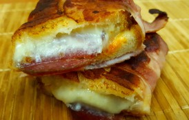 Sandviș cu brânză și salam, învelit în bacon