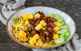 Piept de rață cu noodles și mango
