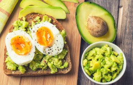 6 rețete de mic dejun cu avocado și ouă