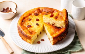 Prăjitură cu urdă și stafide - rețetă delicioasă și ușor de preparat
