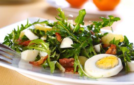 Salată de păpădie. Rețetă sănătoasă și plină de arome