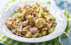 Salată cu macrou afumat, cartofi și țelină verde
